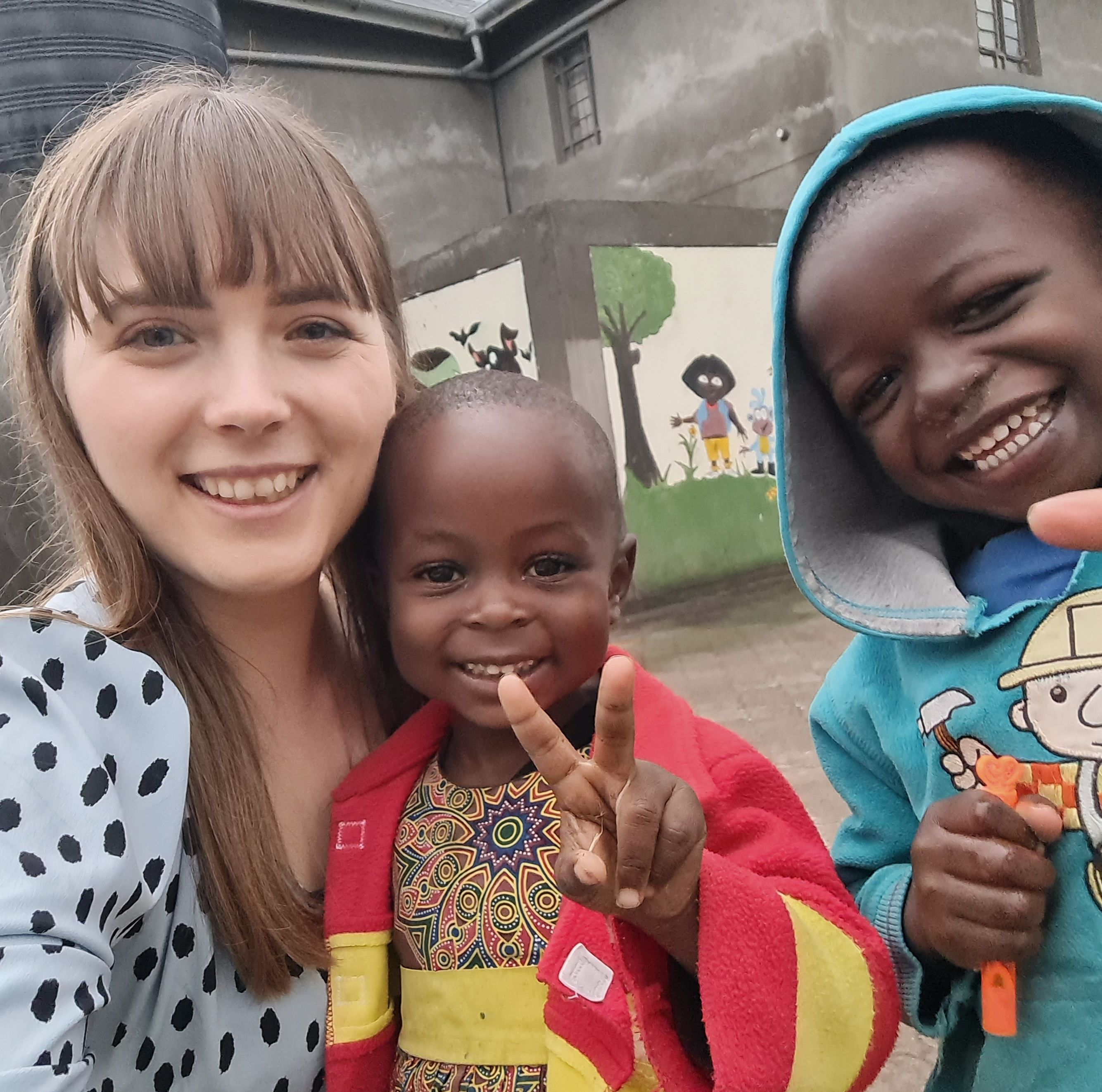 Michelle mit den Kindern des Waisenhauses in Kenia
