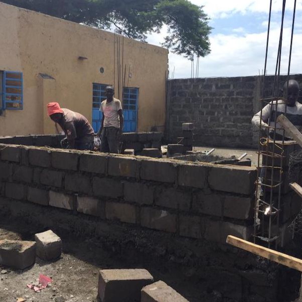 Bau am Waisenhaus in Afrika