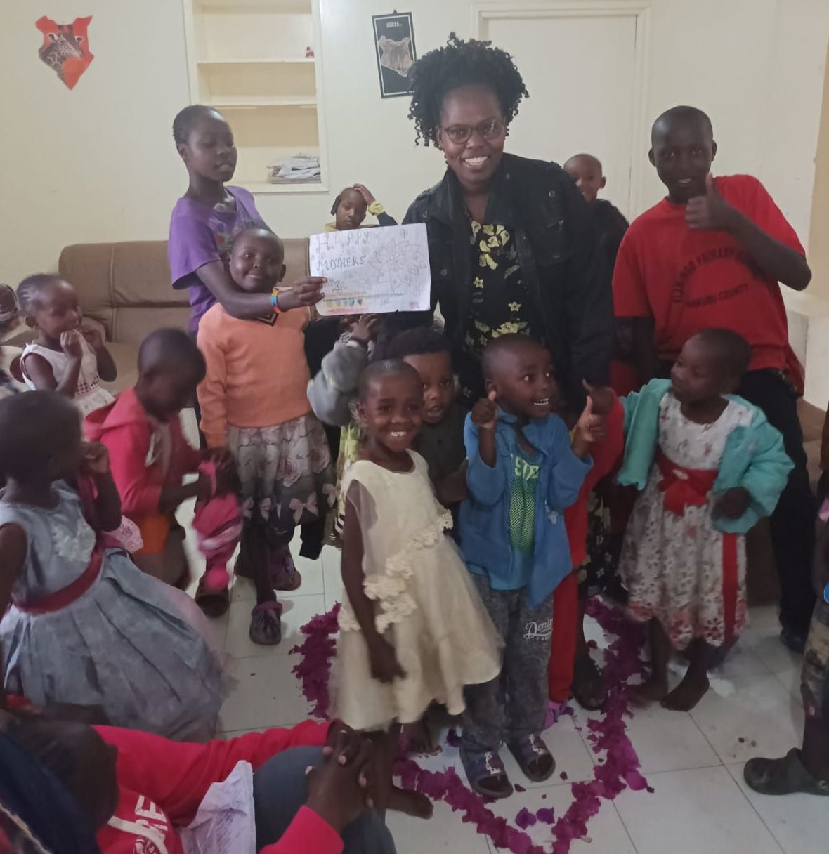 Die Kinder beschenken die Heimleiterin in Kenia mit selbstgebastelten Muttertagsgrüßen