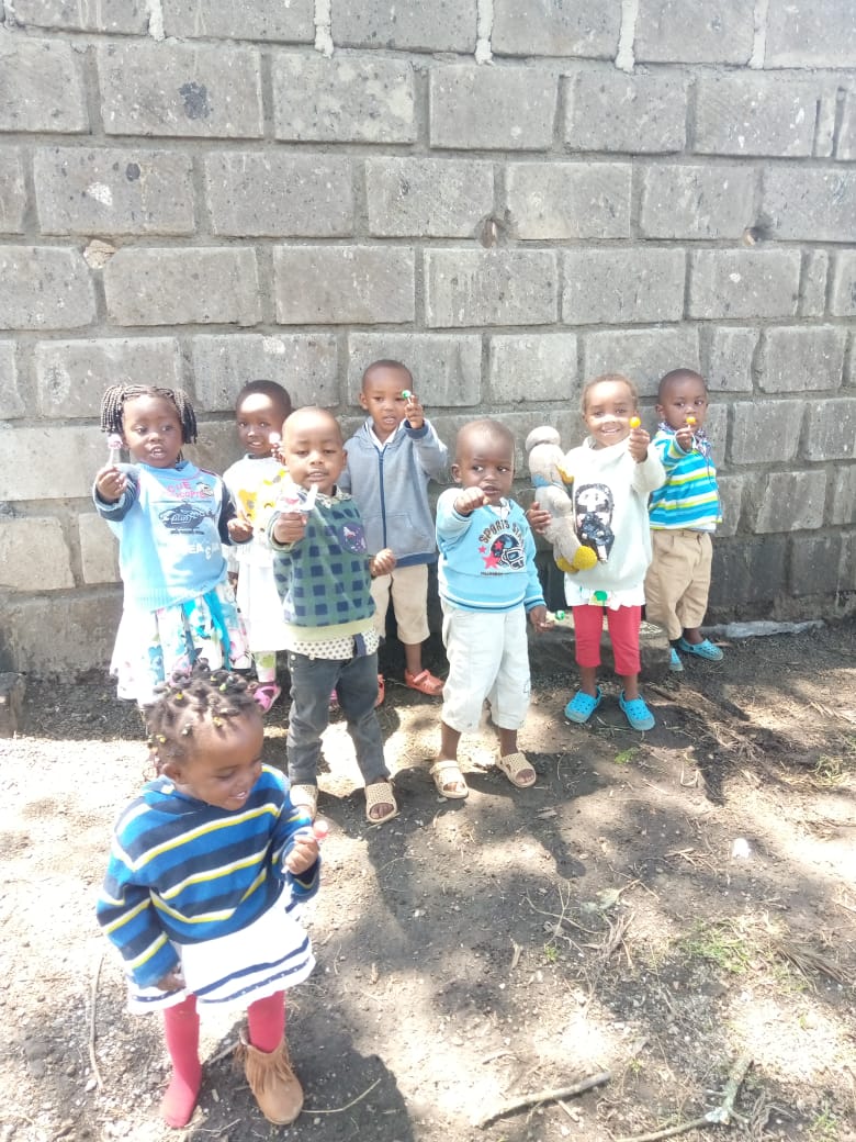 Die kleinsten Kinder des Waisenhauses besuchen das Grundstück