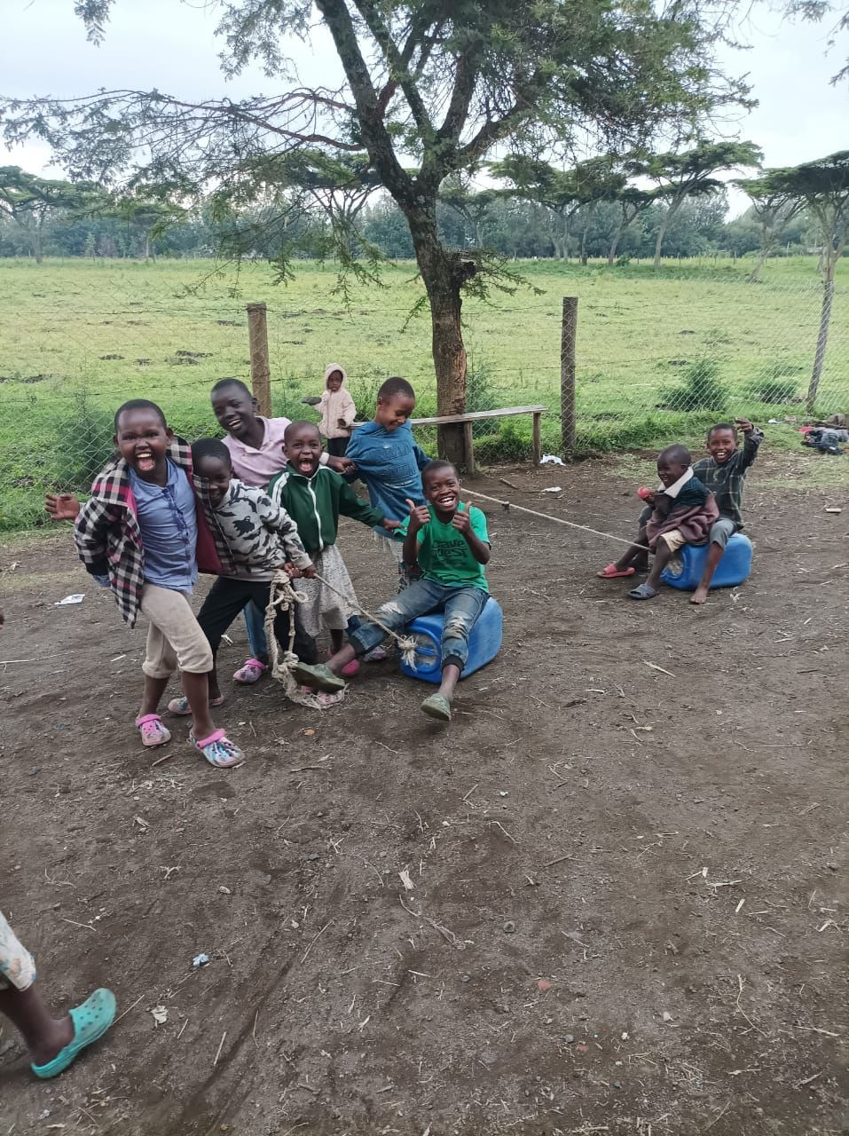 Im Waisenhaus in Afrika wird zusammen gespielt