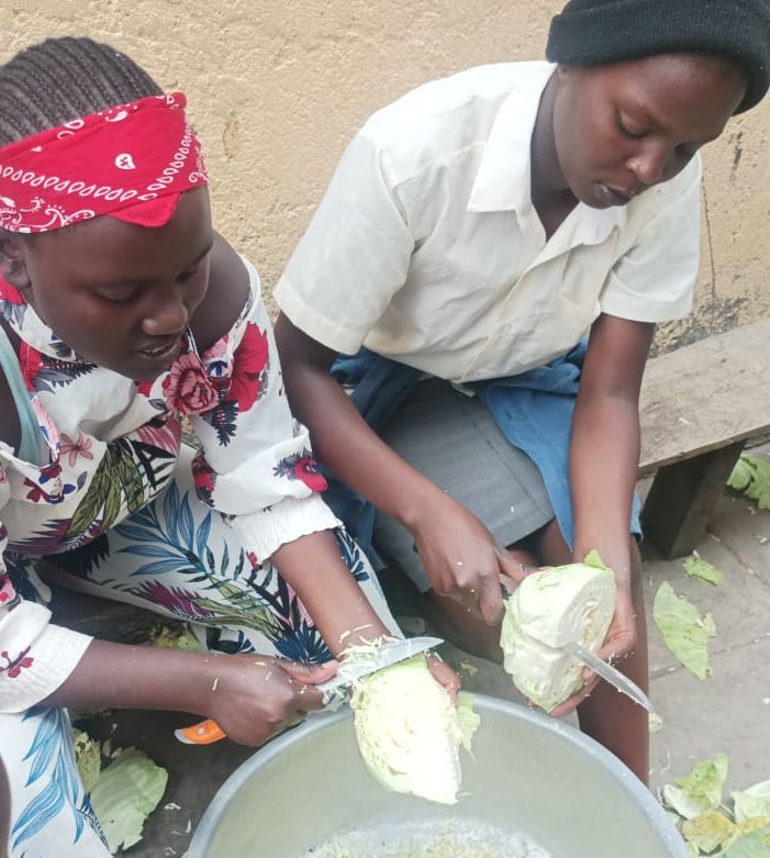 Wichtige Skills für die Selbstständigkeit für Frauen in Afrika wie das Kochen und Nähen lernen sie in unserem Projekt