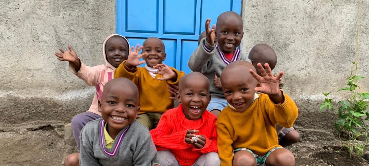 Kinder des Waisenhauses in Afrika freuen sich über Hilfe