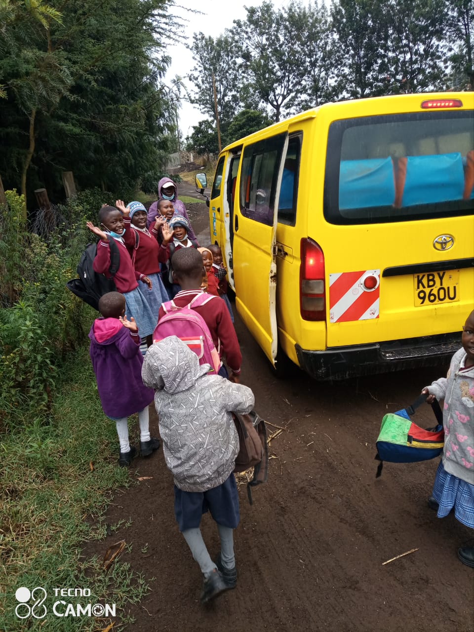 Kinder des Waisenhauses steigen in den Schulbus