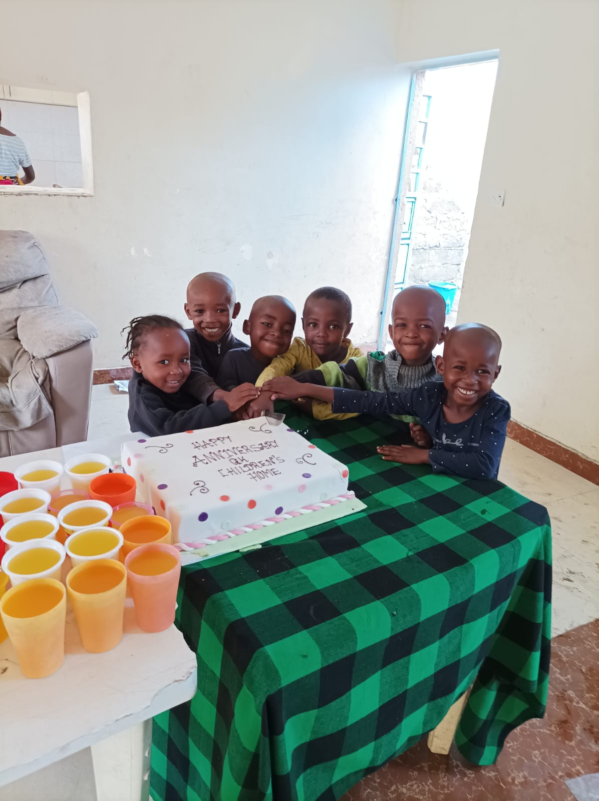 Kinder im Waisenhaus mit Kuchen