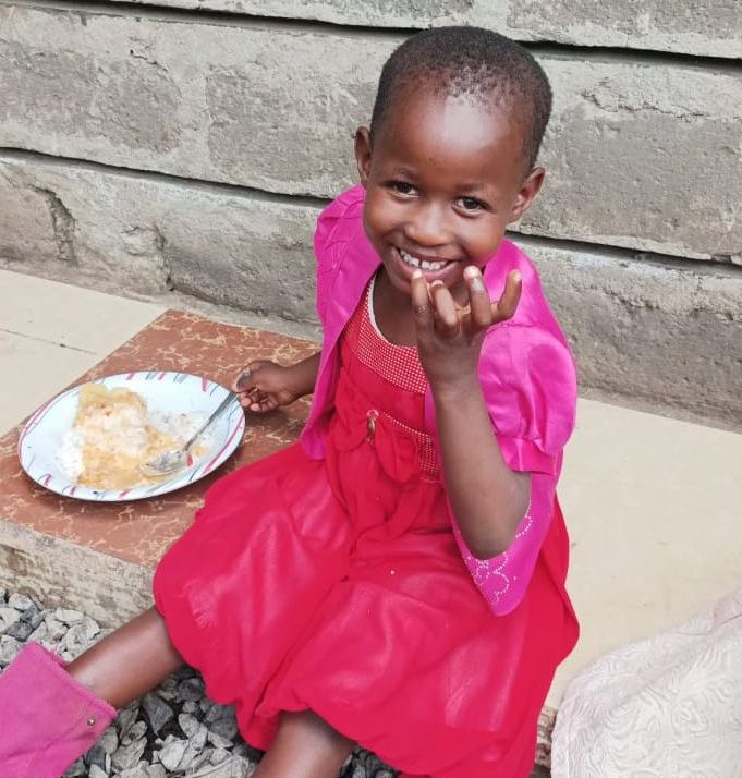 Kind in Afrika freut sich über Spende für Familie