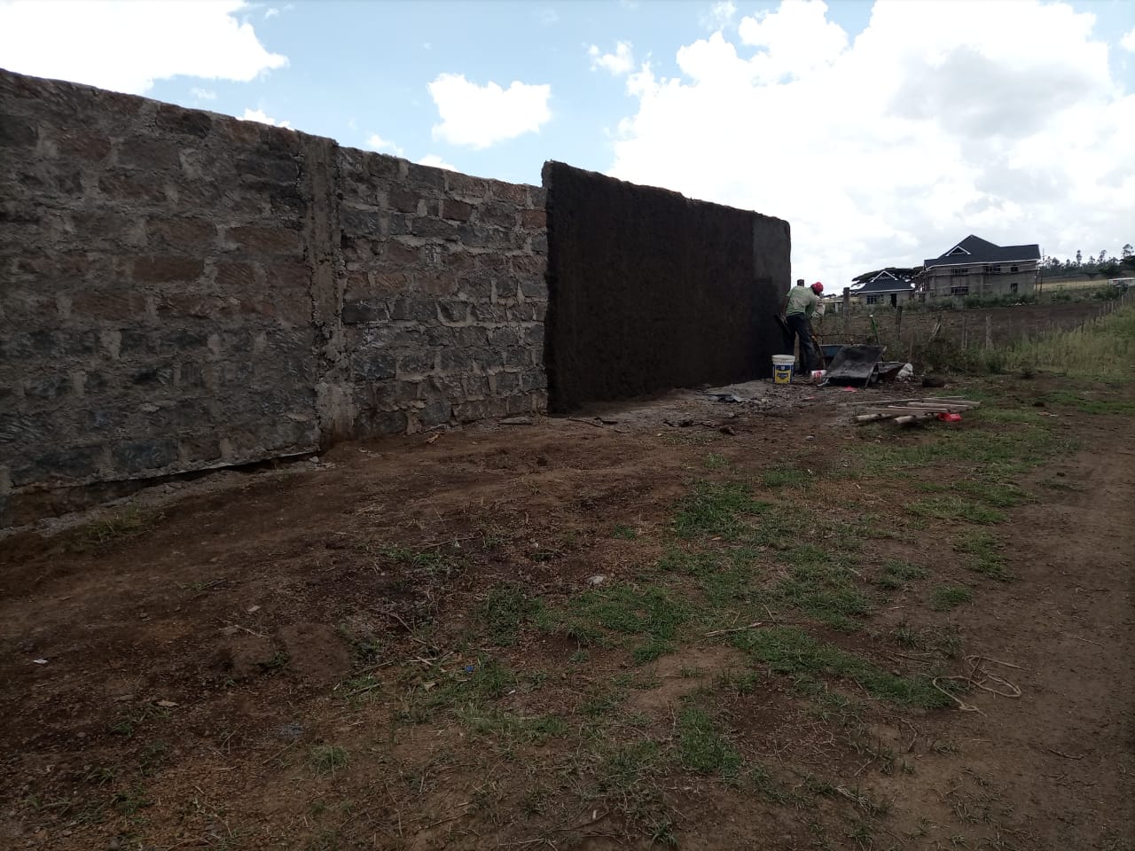 Eine Mauer wir zum Schutz der Waisenkinder gebaut