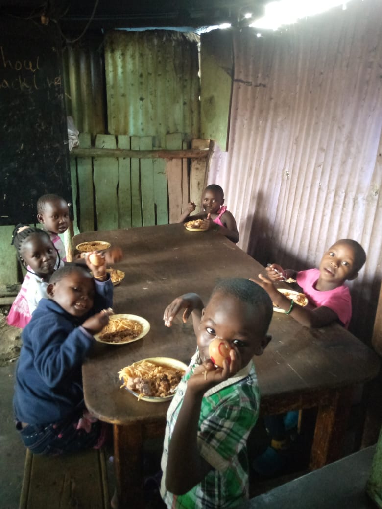 Gemeinsam im Waisenhaus essen
