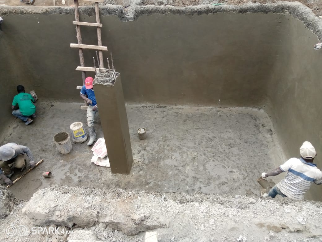 Ein Wassertank wird für das Waisenhaus gebaut