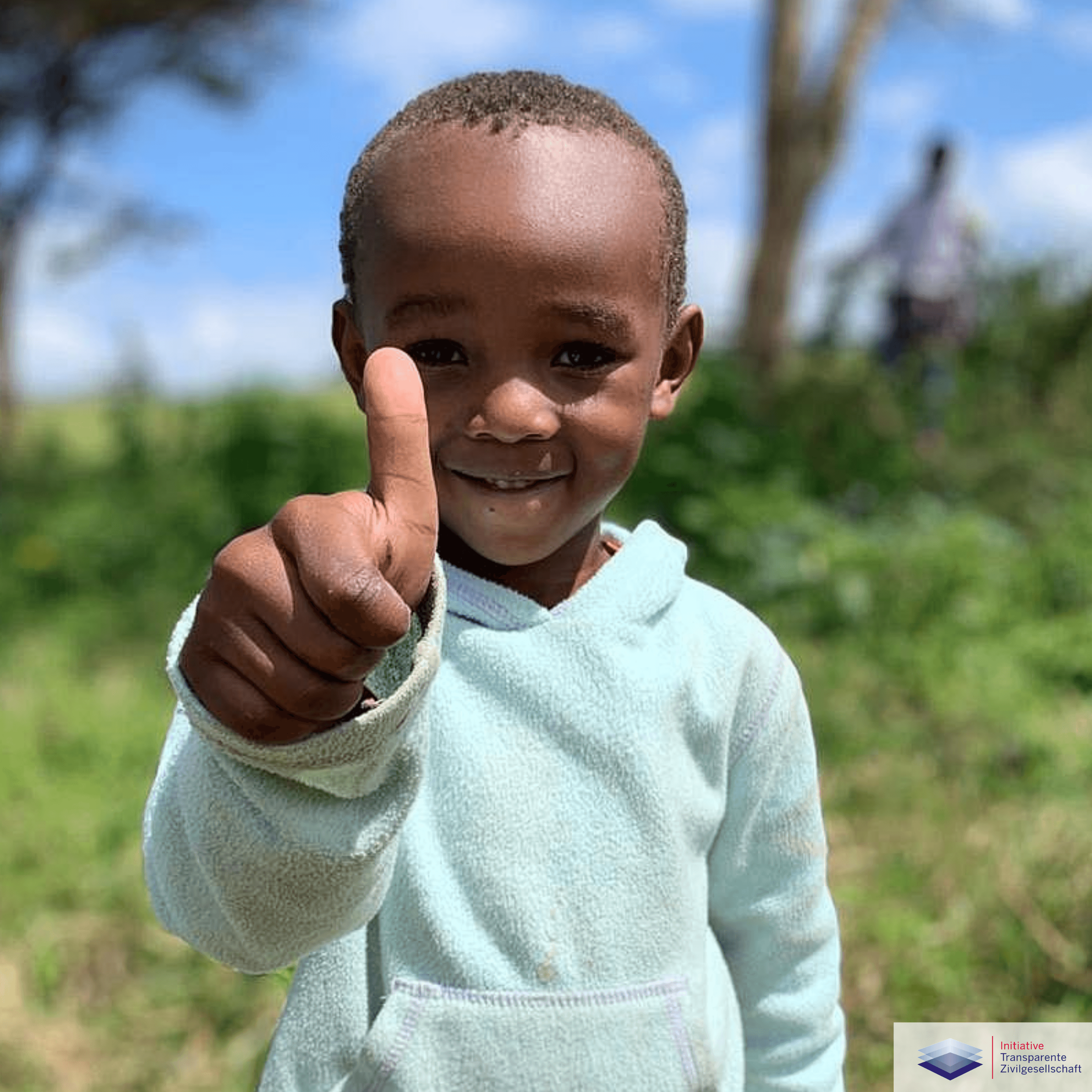 Waisenkind in Afrika zeigt den Daumen hoch für die Spende