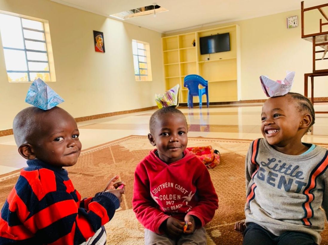 Die Kinder des Waisenhauses in Afrika spielen zusammen 