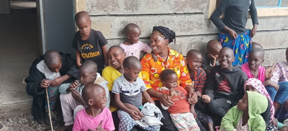 Heimleiterin Lindy lacht mit den Kindern des Waisenhauses